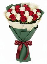 Букет Микс из красных и белых роз в Воздвиженке Приморский край