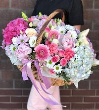 Цветочная композиция из Розы, Хризантемы, Пионы и Лизиантусы в корзине в Воздвиженке Приморский край