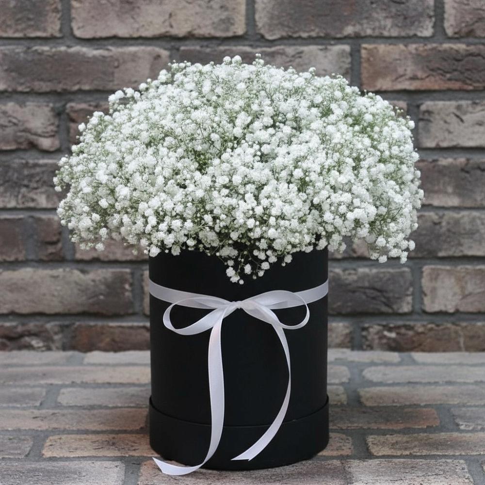 Цветочная композиция из Гипсофила в шляпной коробке в Воздвиженке Приморский край