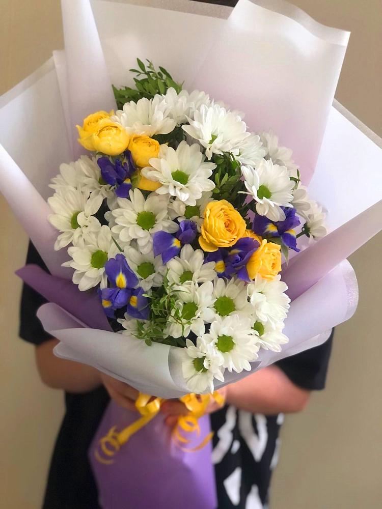 Букет цветов из: Ирисы, Хризантемы и Розы в Воздвиженке Приморский край
