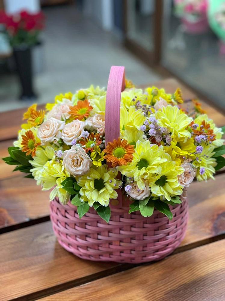 Цветочная композиция из Хризантемы и Розы в корзине в Воздвиженке Приморский край