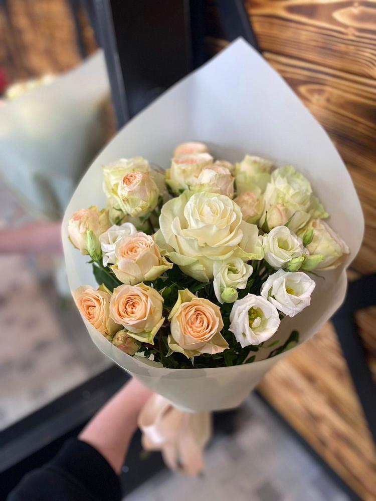 Букет цветов из: Розы и Лизиантусы в Воздвиженке Приморский край